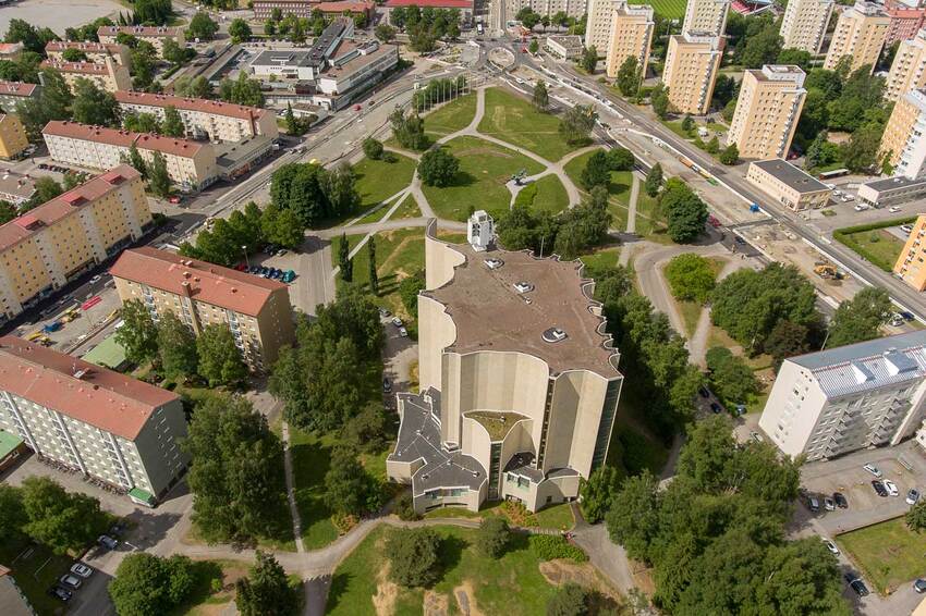 A summer aerial view of the Kaleva district, with the Kaleva Church in the foreground.