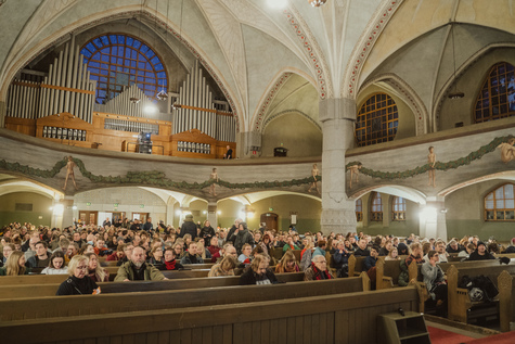 Tuomiokirkko täynnä yleisöä.