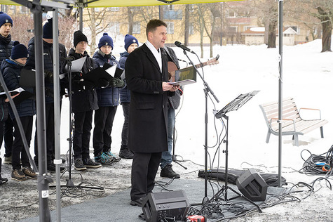 Tuomiorovasti Silfverhuth pitää puhetta lumisessa Kiovanpuistossa.