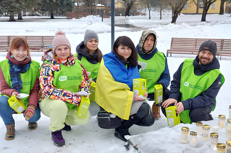 Kirkon Ulkomaanavun lipaskerääjiä Kiovanpuistossa ystävyyskaupunkipatsaan luona.
