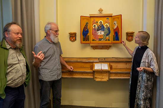 Ihmiset ihmettelevät pyhää kolminaisuutta kuvaavaa ikonia.