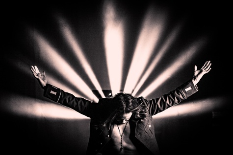 Jonne Aaron kumartaa, valonsäteet taustalla.