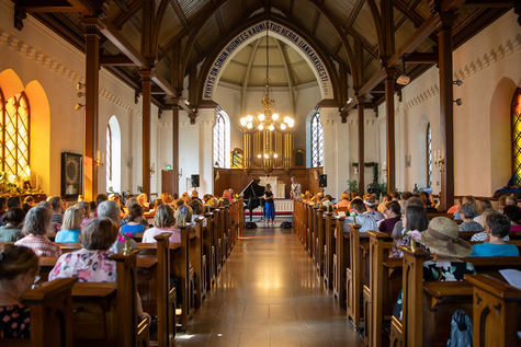 Finlaysonin kirkko täynnä ihmisiä kuuntelemassa konserttia.
