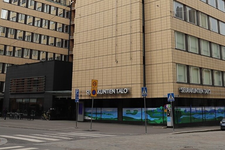 Seurakuntien talo photographed from across Näsilinnankatu and Hallituskatu intersection.