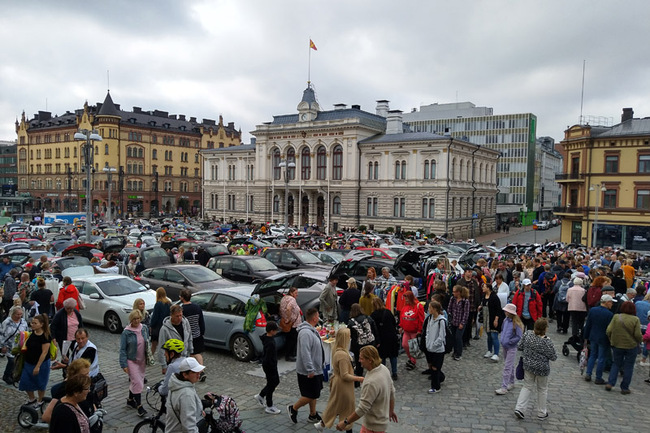 Paljon ihmisiä ja autoja Tampereen Keskustorilla.