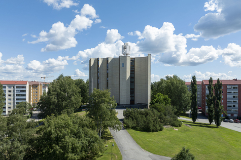 Kalevan kirkko kesällä, kuvattuna julkisivun puolelta.