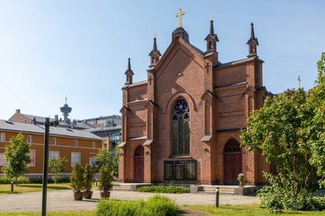 Finlaysonin kirkon julkisivu on näyttävä. Kirkko on punatiilestä rakennettu uusgoottilainen kirkko.