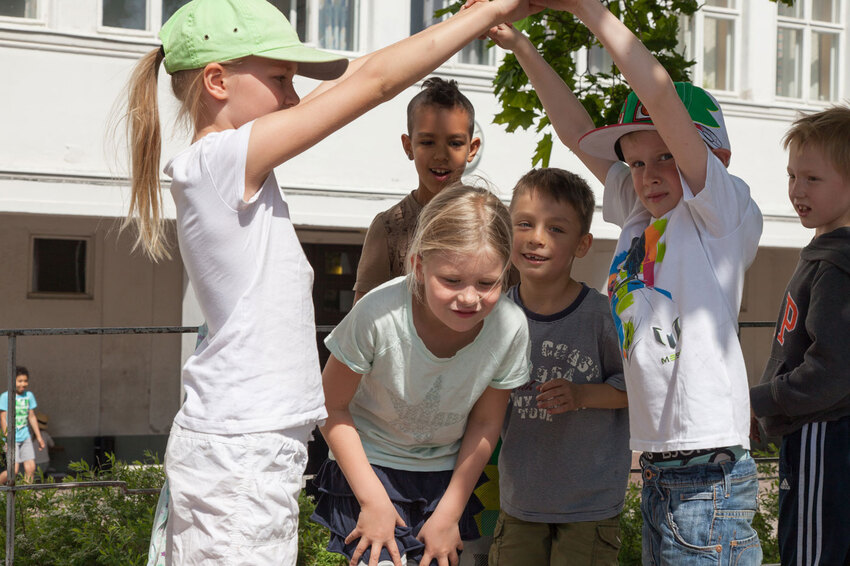 Lapset leikkivät pihalla seuraavapari uunista ulos leikkiä.