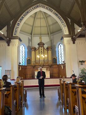 Piispa Matti Repo toimittamassa rukoushetken Finlaysonin kirkossa