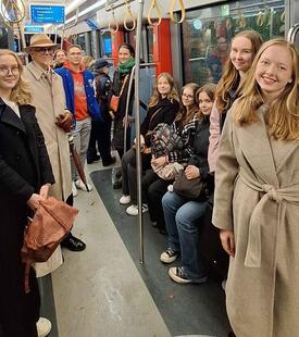 Piispa Matti Repo ja joukko nuoria matkalla ratikassa