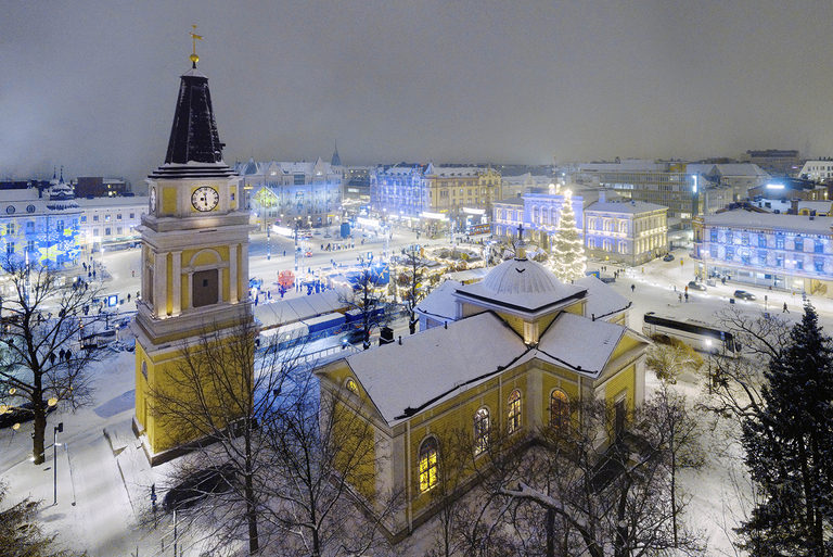 Keskustorin Vanha kirkko jouluvalaistuksessa.