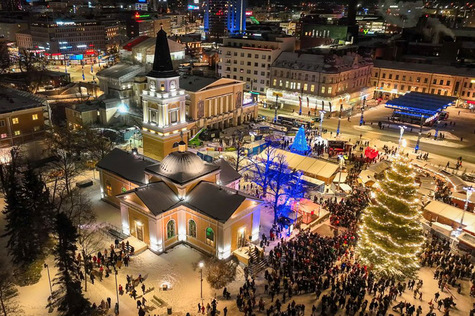 Vanha kirkko ja kaupungin joulukuusi valaistuna Keskustorilla.