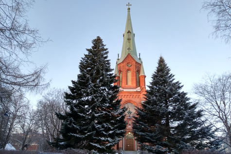 Aleksanterin kirkko talvella päiväsaikaan.