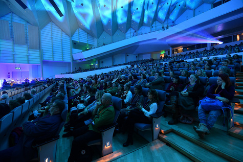 Tampere-talon iso sali täynnä väkeä.