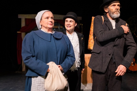 Kuvassa näyttelijät Minna Hokkanen, Annuska Hannula ja Auvo Vihro rooliasuissaan.