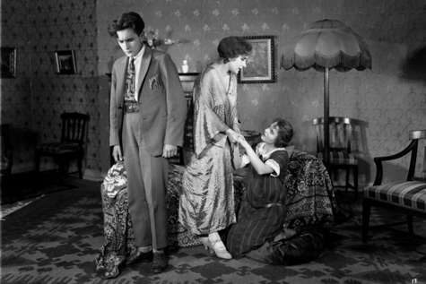 Mustavalkoisessa kuvassa näyttelijät Ilmari Unho, Helmi Lindelöf ja Birgit Hästesko.