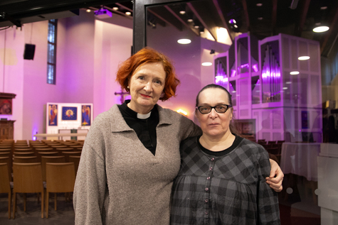 Jaana Rantala ja Minna Havukainen Pispalan kirkossa, taustalla kirkkosali.