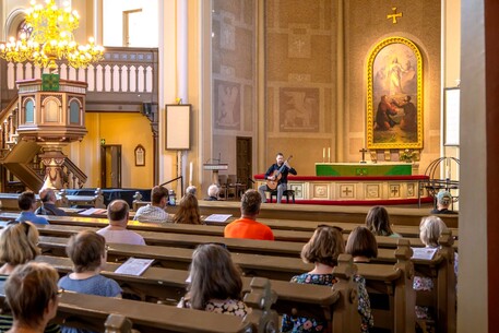 Tapio Orava soittaa kitaraa Aleksanterin kirkossa, Tampereen kitarafestivaalin konsertissa 2024