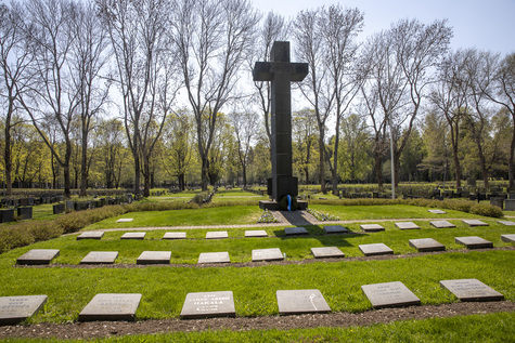 Lamminpään hautausmaan sankarihaudat.