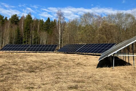 108 aurinkopaneelia pellolla.