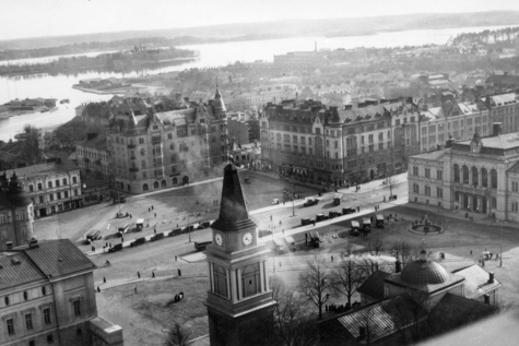 Vanhassa ilmakuvassa Vanha kirkko ja kellotorni ylhäältä nähtynä, taustalla Keskustorin eteläosaa ja Pyhäjärveä.