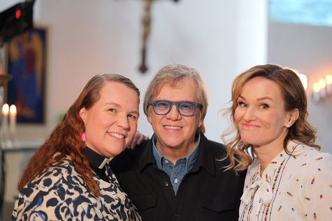 Pastori Marika Villikka, muusikko Mikko Alatalo ja juontaja Elina Vaittinen Pispalan kirkossa.