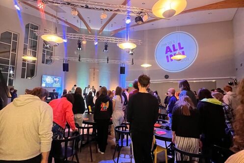 Paljon nuoria ihmisiä kuuntelemassa nuorten illan esitystä.