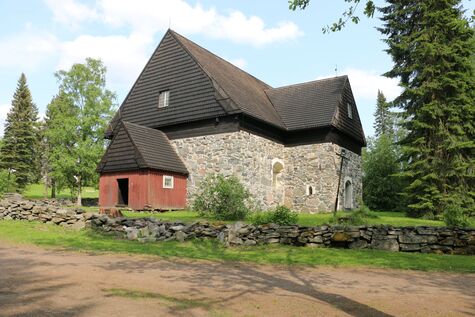 Messukylän vanha kirkko kuvattuna aurinkoisena kesäpäivänä.