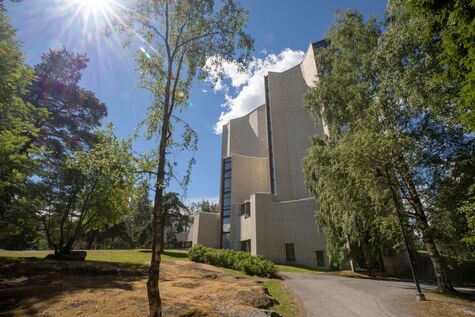 Kalevan kirkko kuvattuna aurinkoisena kesäpäivänä.