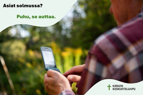Kännykkä kädessä sesäisessä maisemassa ja teksti: Asiat solmussa; Puhu se auttaa, Kirkon keskusteluapu.