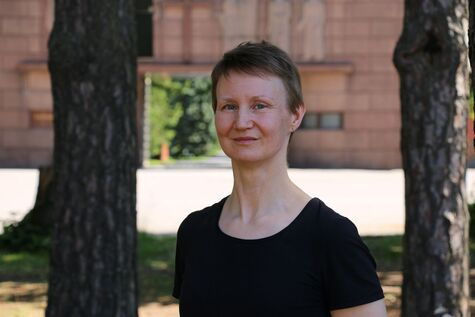 Kalevankankaan hautausmaalla työnjohtajana työskentelevä Mari Ryömä.