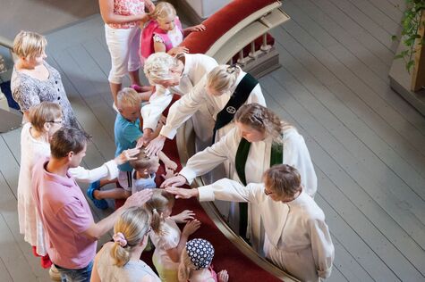 Lapsia siunattavana koulutielle Messukylän kirkossa.