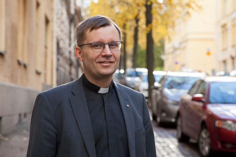 Kirkkohallituksen teologian ja ekumenian johtava asiantuntija sekä Helsingin ja Itä-Suomen yliopistojen dosentti Tomi Karttunen.