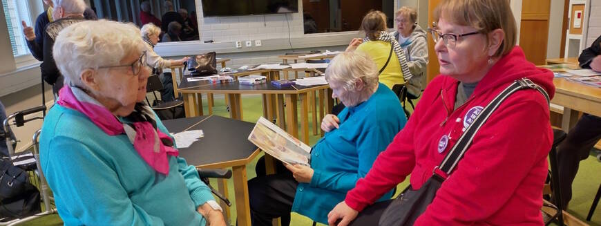 Senioreiden retkellä ollaan kokoonnuttu puuhailemaan ja keskustelemaan.