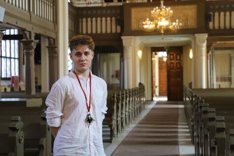 Aleksanterin kirkon opas Tami Soininen kuvattuna Aleksanterin kirkossa kesällä 2025.