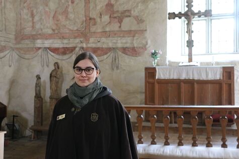 Messkylän vanhan kirkon opas Elina Moilanen kuvattuna sisällä Messukylän vanhassa kirkossa kesällä 2025.