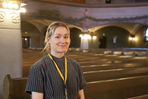 Tuomiokirkon opas Tiina Kiiski kuvattuna sisällä Tuomiokirkossa kesällä 2025.