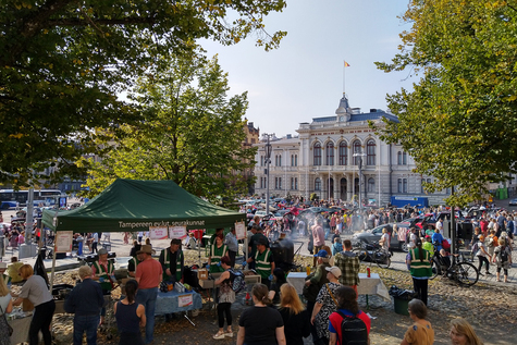 Peräkonttikirppis Tampereen Keskustorilla, takana Raatihuone, edustalla Tampereen seurakuntien myyntipiste.