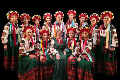 Kuva Spivotsa Mrija -kuorosta. Kuoron jäsenillä on yllään Ukrainan kansallispuvut.