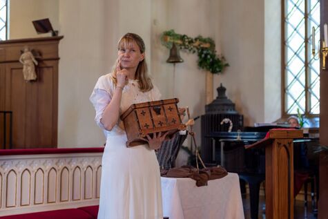 Lasten katedraalin vastaava Mari Sunell pukeutuneena 1800-luvun lopun tyyliin.