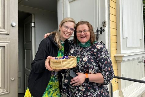 Tuomiokirkkoseurakunnan diakoniatyöntekijät Helena Vettenranta ja Pirjo Heikkinen Vanhan kirkon edustalla.