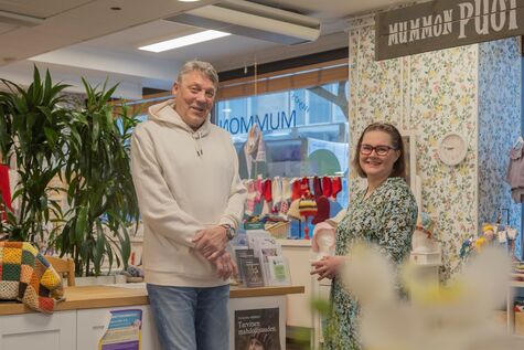 Mummon kammarin vapaaehtoinen Jarmo Helander (oik.) ja vapaaehtoistoiminnan ohjaaja Sini Perkiö.