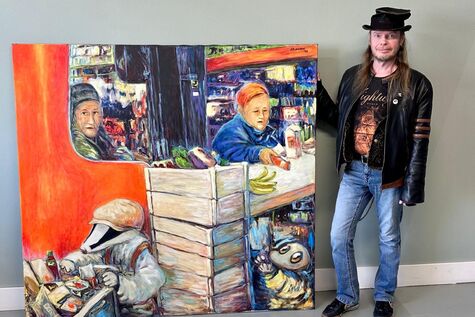 Jari Pulkkinen ja hänen maalaamansa taulu.