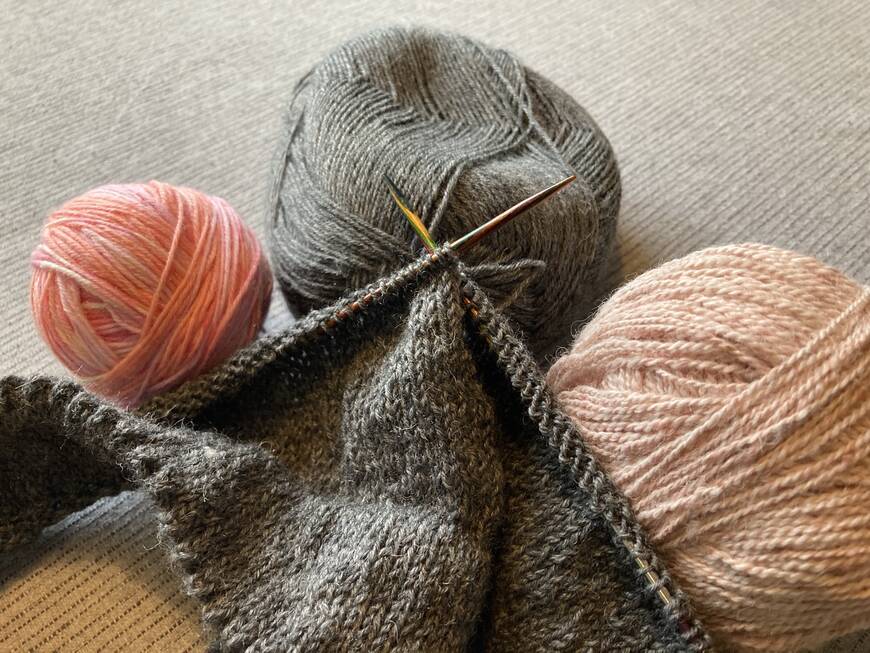 Lankakeriä ja keskeneräinen neule