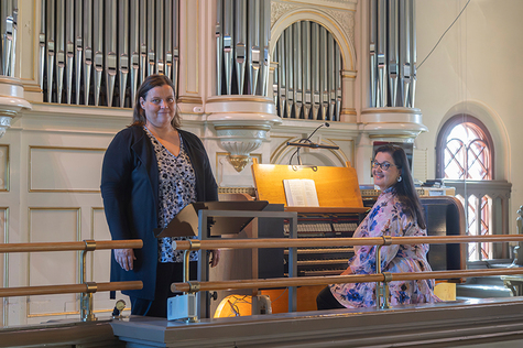 Petra Perttula ja Katja Mäkiö Aleksanterin kirkon urkuparvella.