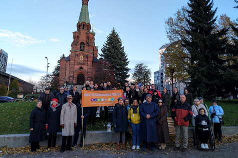 Uskontojen rauhankävelyn osallistujia Sorin aukiolla.