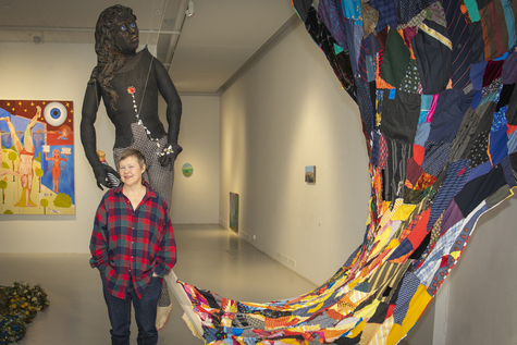 Pauliina Turakka Purhonen Mältinrannan Taidekeskuksessa, taustalla hänen teoksensa Arkkienkeli Mikael.