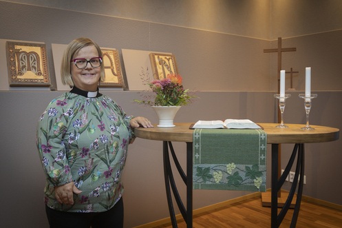 Kaija Karvala henkilökuvassa kappelissa.