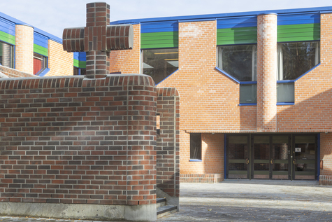 Hervannan kirkon pääsisäänkäynti.