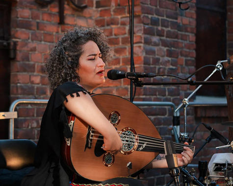 Nemat Battah laulamassa.